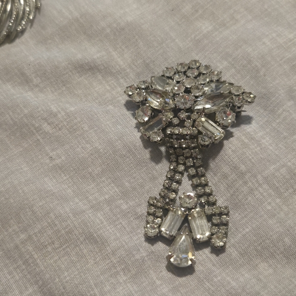 Elegant Silver Crystal Brooch - Picture 2 of 4